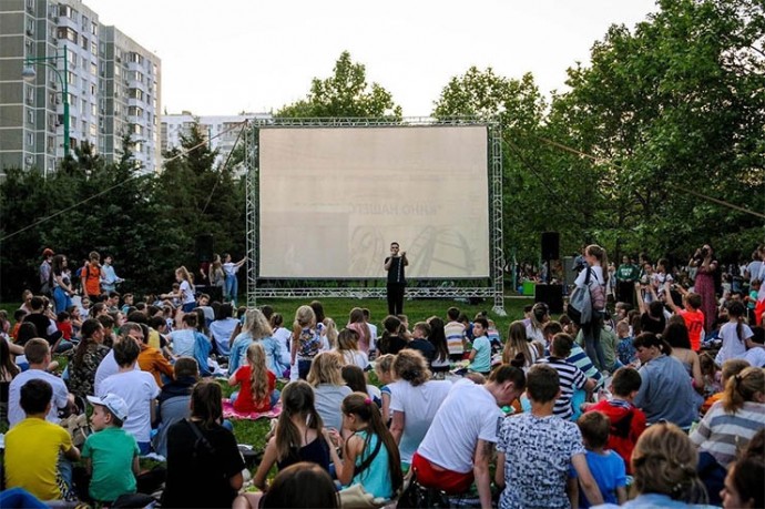 Областной кинофонд отмечает 10-летие проекта «Кино в нашем дворе»