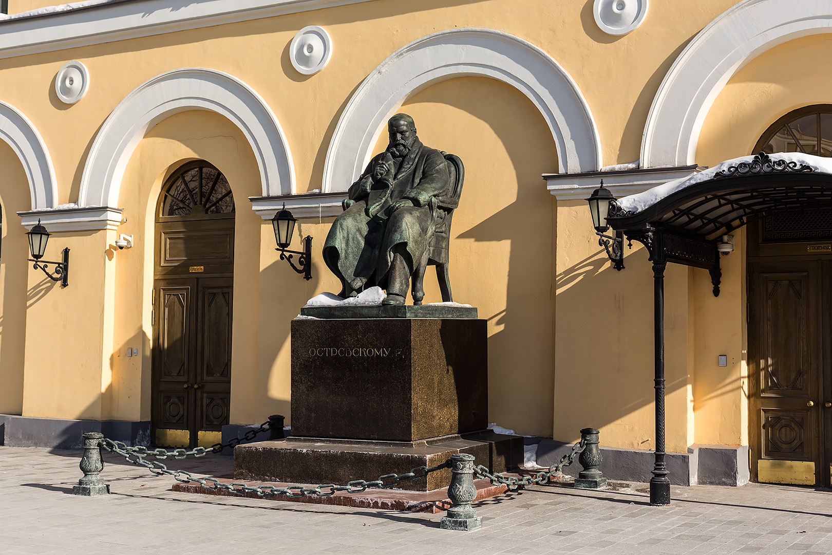 Театр островского. Островский памятник у малого театра. Фестиваль Островский в доме Островского. Малый театр постигая Островского.