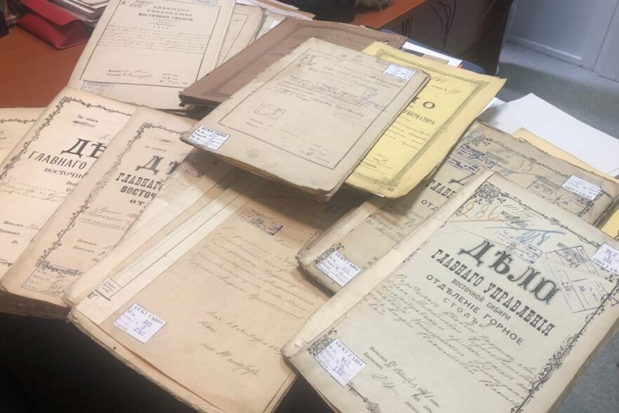 Иркутские архивисты передали уникальные документы музею «Корела»