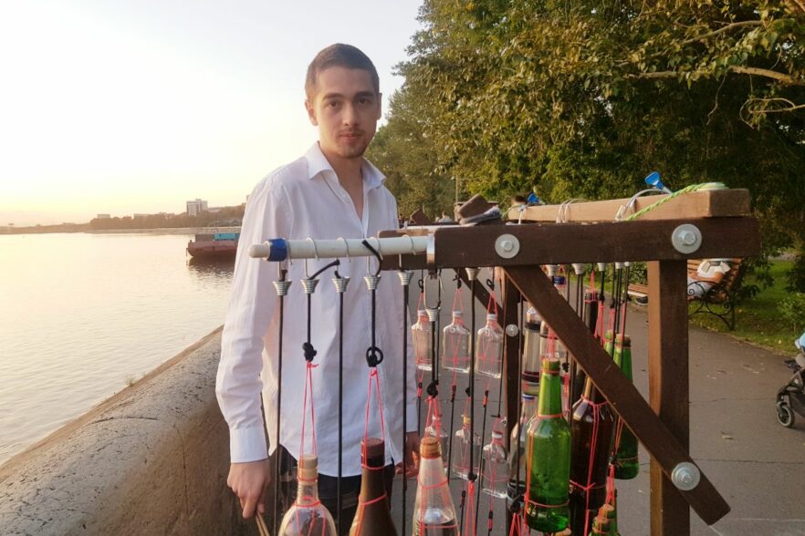 Иркутянин Георгий Колосов — один из четырех музыкантов в мире, играющих на бутылках