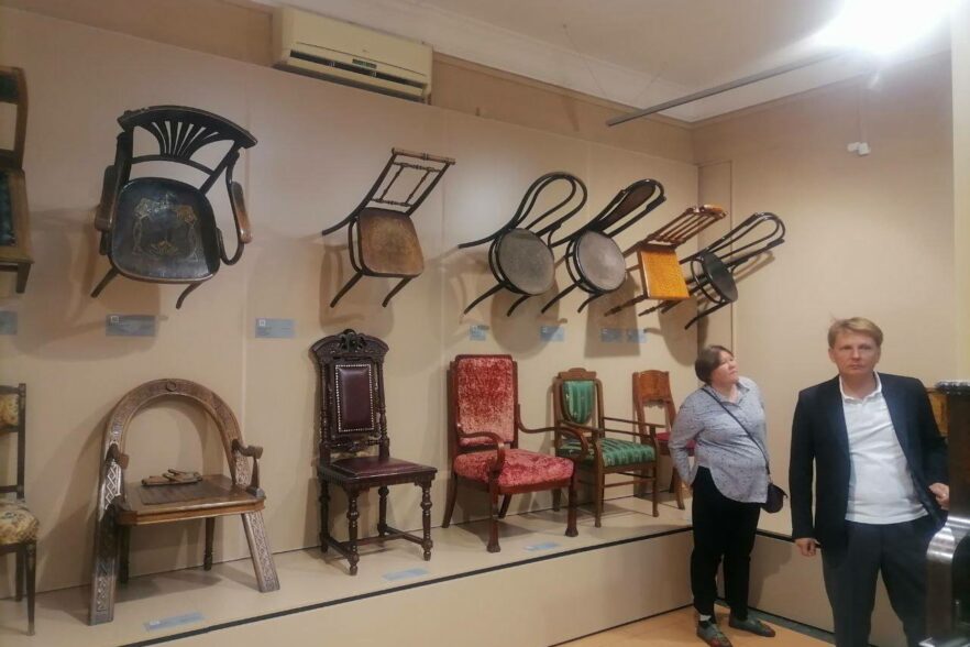 В Иркутском областном краеведческом музее озвучили истории старинной мебели