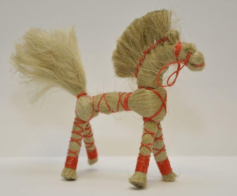 Лошадки мастер класс. Тряпичная кукла Солнечный конь. Кукла мотанка Солнечный конь. Обереговая кукла Солнечный конь. Лошадка из джута.