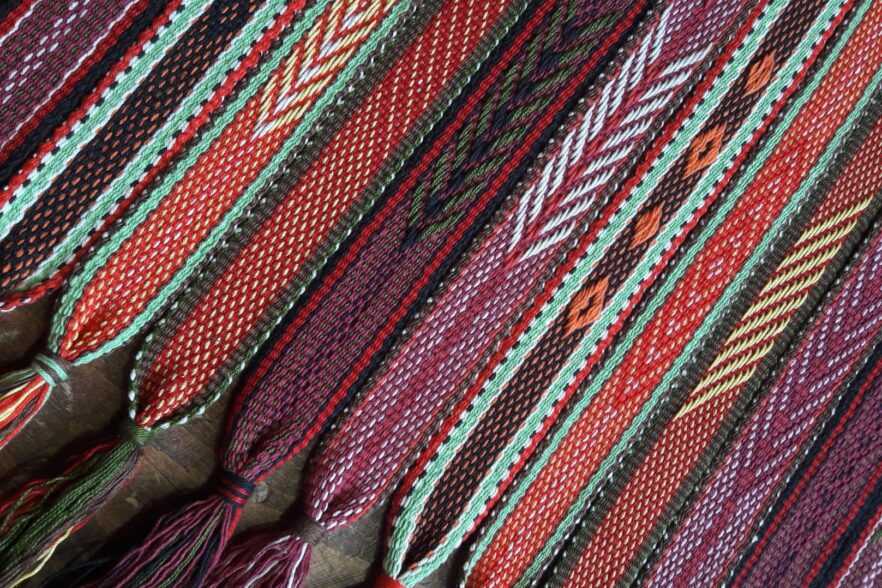 Традиции народного ткачества поддерживают мастера в Хомутово