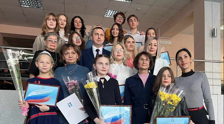 Стипендиатов мэра за достижения в области культуры и искусства наградили в Шелеховском районе