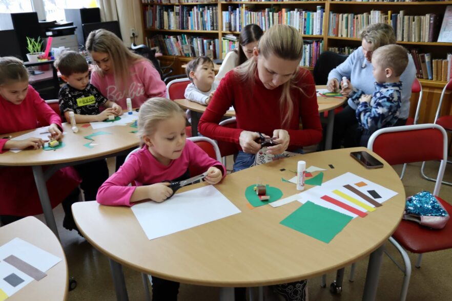Дети и родители посетили семейный выходной в Иркутской детской библиотеке им. Марка Сергеева