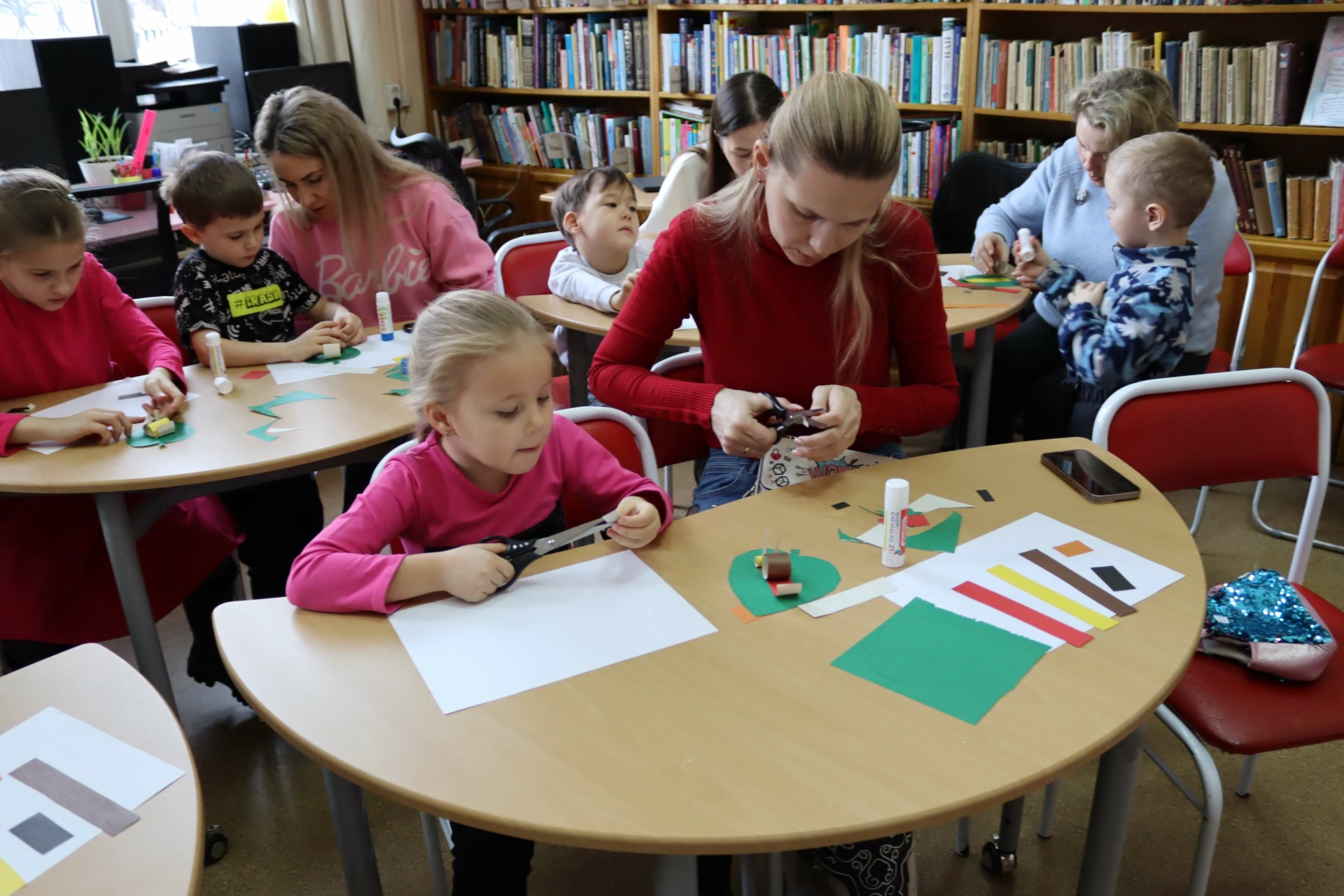 Дети и родители посетили семейный выходной в Иркутской детской библиотеке  им. Марка Сергеева • Культура 38