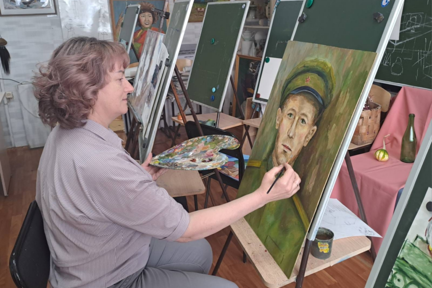 Художники Усть-Ордынского Бурятского округа создают портреты участников ВОВ