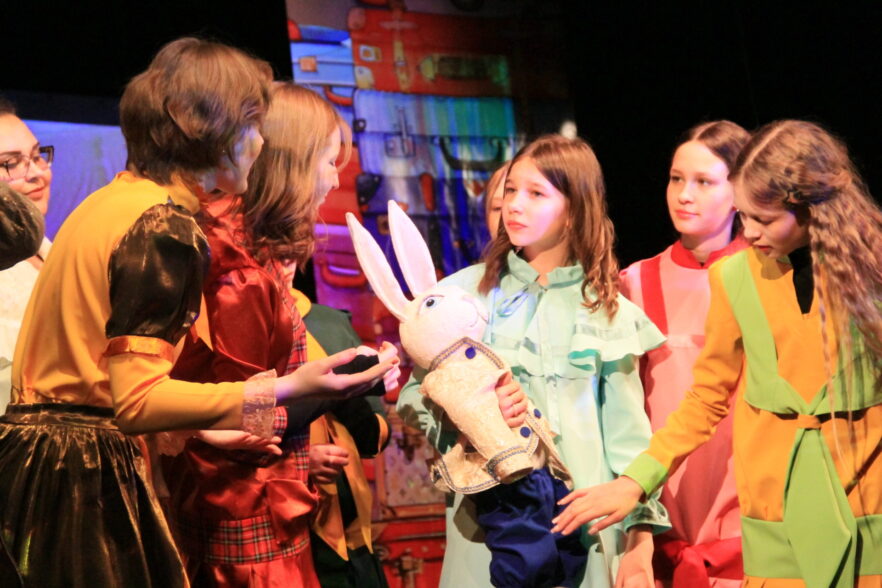 «Удивительное путешествие кролика Эдварда»: уроки любви и дружбы на сцене школьного театра