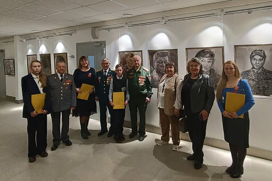Выставка портретов героев СВО «Уголь земли русской» открылась в КДЦ «Марат»