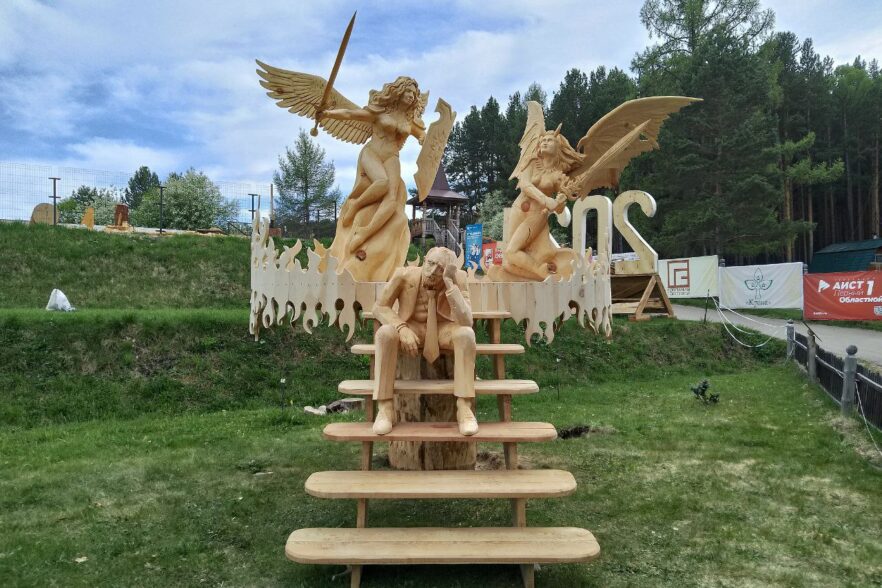 От «Света и мрака» до «Меж двух огней»: зарубежные гости на фестивале деревянной скульптуры