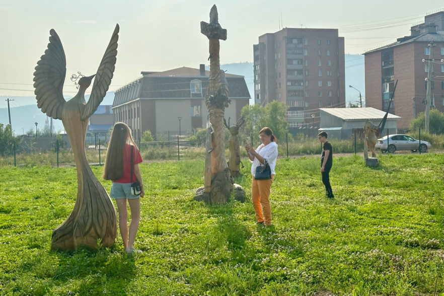 Фестиваль деревянных скульптур «Сибирские мотивы» в третий раз проходит в Усть-Куте