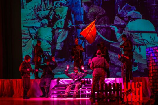 Мужала молодость в огне!