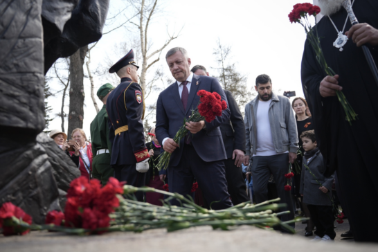 В Иркутске у мемориала «Вечный огонь» установили памятник детям — узникам концлагерей