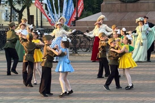 Представители разных национальностей закружились в «Русском вальсе» в Иркутске