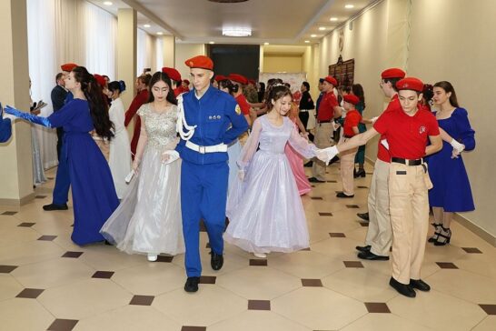 «Новогодняя волна: молодежный бал»