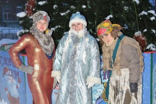 «У новогодней ёлки»