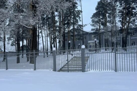 Территорию у школы искусств Кузакова в Киренске благоустроили