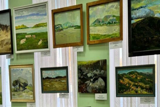 В Усть-Ордынском открылась выставка по следам экспедиции художников на реку Онон