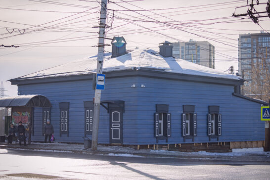Объект деревянного зодчества восстановили на Байкальской в Иркутске