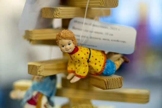 Двойная персональная выставка «Шёпот материалов» открылась в Усть-Илимске