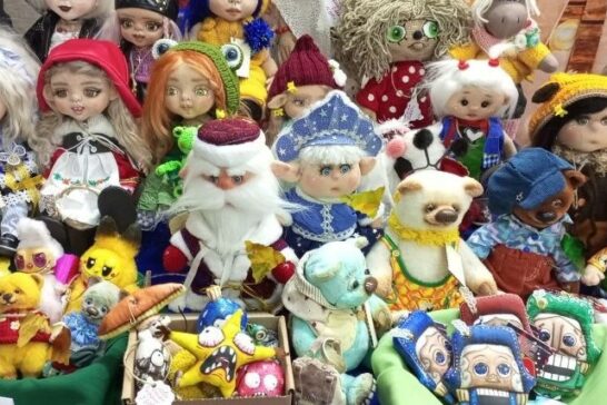 «Кукольные истории» молодого мастера Ксении Курдюковой представили в Библиотеке искусств Усть-Илимска