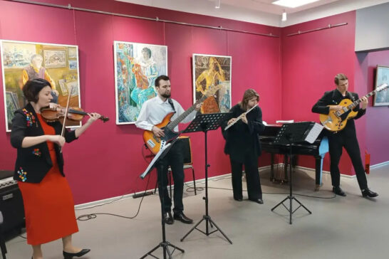 Ансамбль «Цвет граната» выступит среди картин саянской галереи