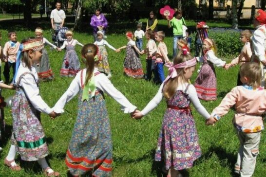 «У летних ворот–веселый хоровод»